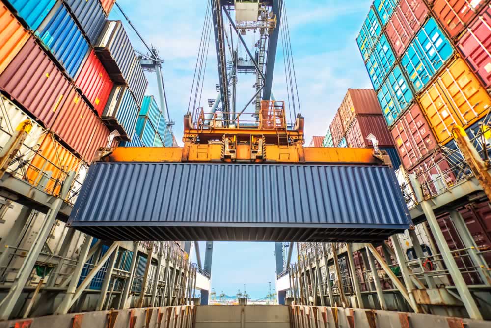 lifting cargo container with crane